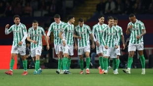 Real Betis focuses its attention on three center-backs to strengthen its defense.
