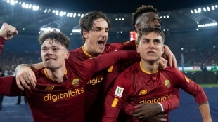 Los jugadores de la Roma celebran un gol