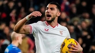 Rafa Mir celebrates a goal wearing the Sevilla shirt.
