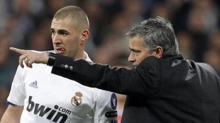 José Mourinho y Karim Benzema durante un partido del Real Madrid