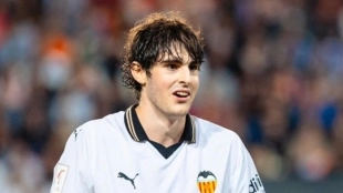 Javi Guerra tiene ofertas para salir del Valencia / Relevo