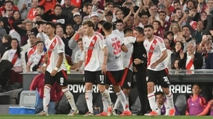 Los jugadores de River Plate celebran un gol
