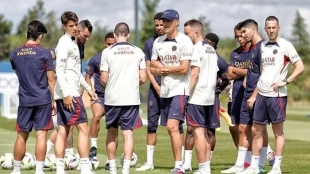 Luis Enrique alongside the PSG squad