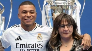 Kylian Mbappé poses alongside his mother at his presentation with Real Madrid.