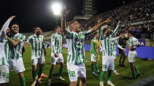 Los jugadores del Real Betis celebran una victoria